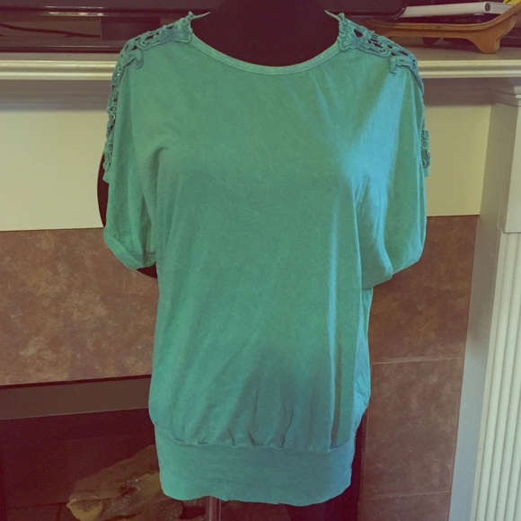 Boutique  Tops - Last one! Cute teal short sleeve banded top