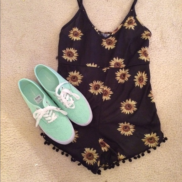 Cute sunflower romper!🌻