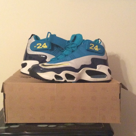 Nike Ken Griffins. Size-Men's 9.5:Women's 11-11.5