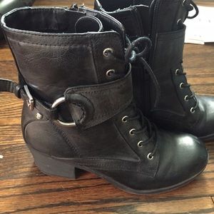 Guess boots black! 👠