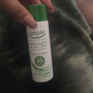Simple ultra light gel moisturizer