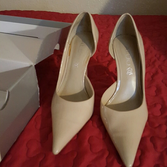 Nude pumps