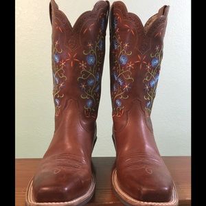 Ariat “Uptown” cowboy boots w/ flowers, size 9.5