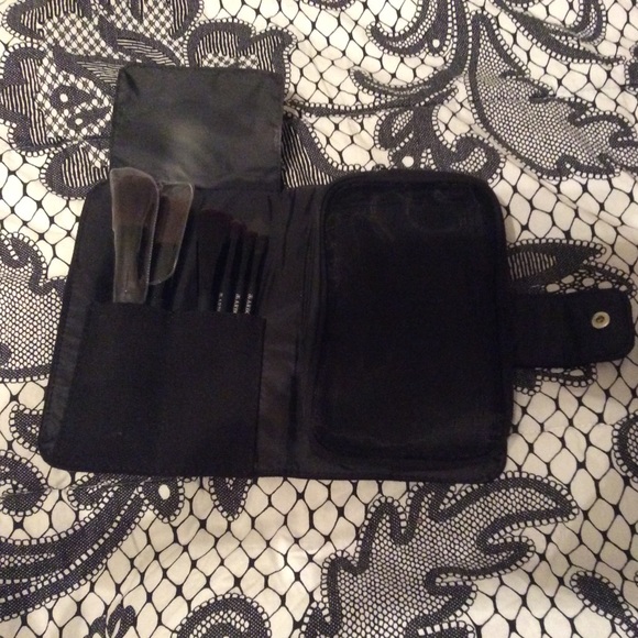 Arbonne 6 piece brush set with case.