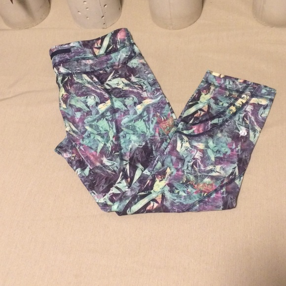 Lululemon Athletica Run Inspire Crop II Size 6