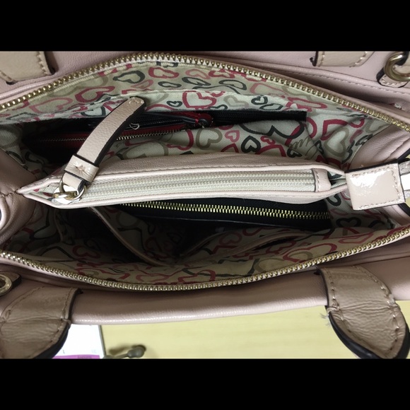 Guess purse - Picture 3 of 3
