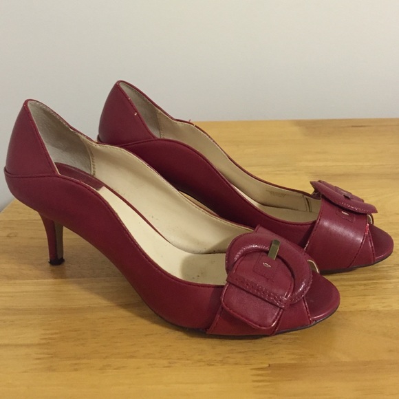 Max studio deep red kitten heels