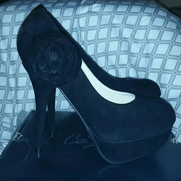 Black velvet platform heels w/rose a accent!