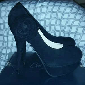 Black velvet platform heels w/rose a accent!