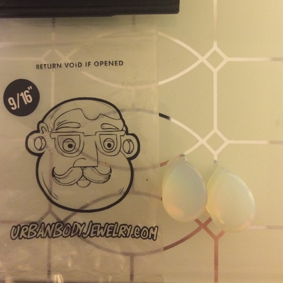 9/16" teardrop plugs