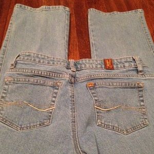Auto by Wrangler Light Wash Jean. Size 4 x 33