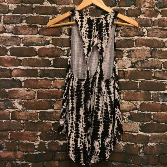 ❣CLEARANCE❣Tie Dyed Twist Back Tank - Picture 3 of 3