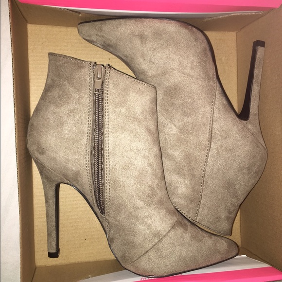 Charlotte Russe Nude Booties - Picture 1 of 2