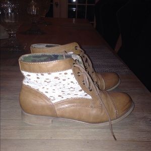 Combat boots lace on side