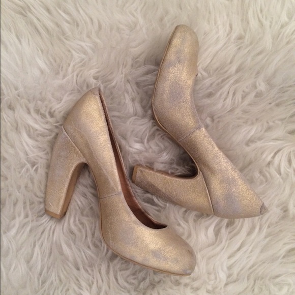 Silence & Noise Gold Shimmer Pumps - Picture 1 of 4