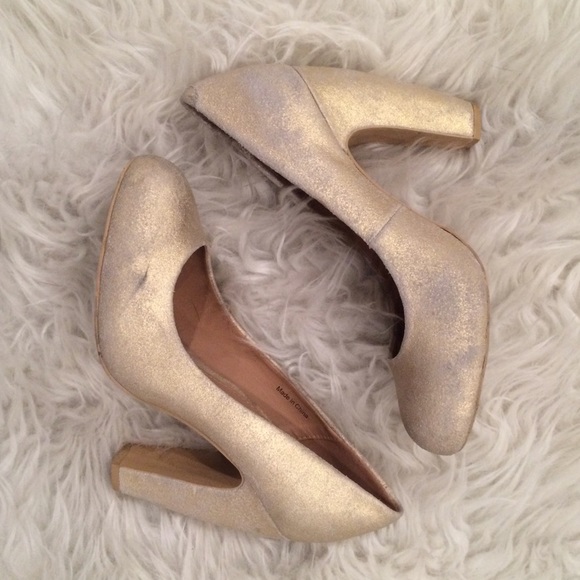 Silence & Noise Gold Shimmer Pumps - Picture 3 of 4