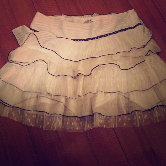 White skirt - Picture 1 of 2