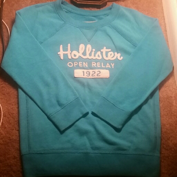 A Hollister Half Sleeve Sweatshirt