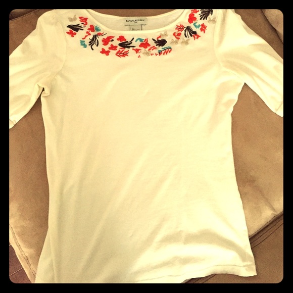 Banana Republic XS cream top w/beautiful flowers!