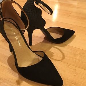 Pointed toe black heel