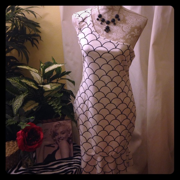 One sleeve black/white bodycon style dress