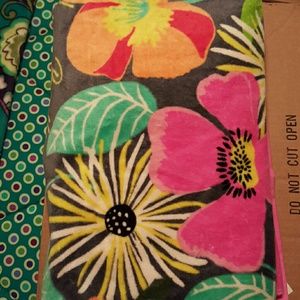 NWT Vera Bradley beach towel in Jazzy Blooms