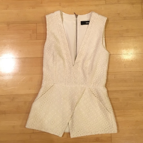 Nicholas white low v top