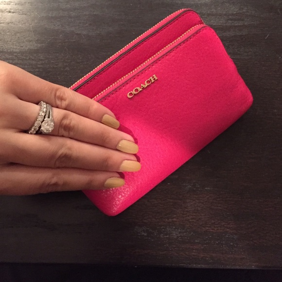 Coach Clutch/Wristlet in Fuchsia - Brand New!! - Picture 3 of 4