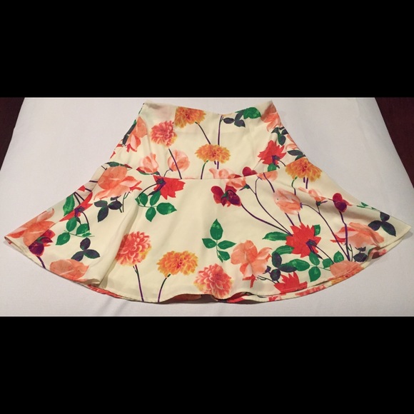 Bb Dakota floral dirty white trumpet ruffle