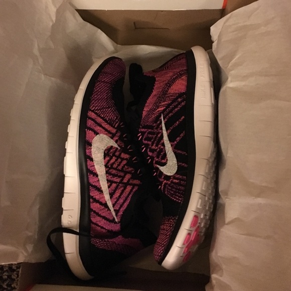 Nike pink and black flyknit free run