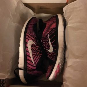 Nike pink and black flyknit free run