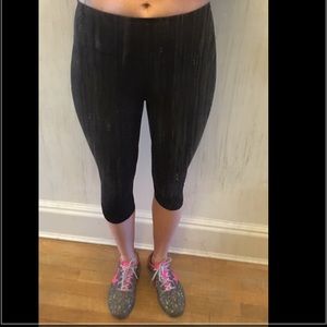 Like new! Lululemon crop pants (CA 35801). Size 4.