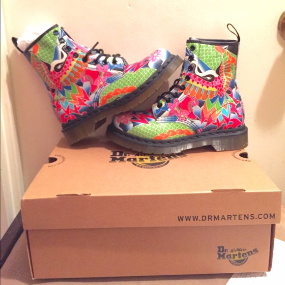 GIRLS NEW DR. MARTENS AIRWAIR Colored Boots - Picture 3 of 4