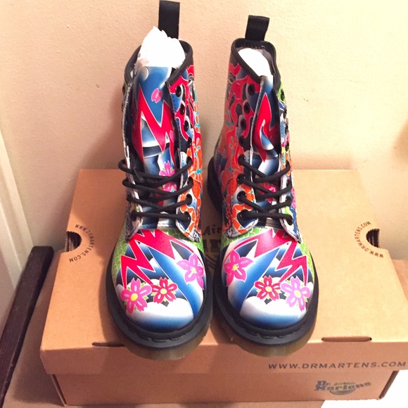 GIRLS NEW DR. MARTENS AIRWAIR Colored Boots - Picture 4 of 4