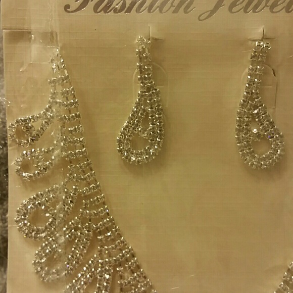 Necklace set SOLD on Merc - Picture 2 of 3