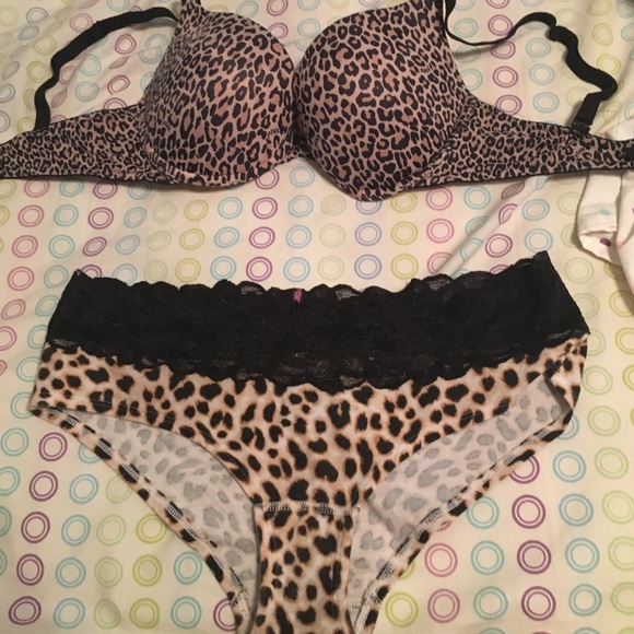 **Medium undies   Never worn 32 d bra lightly worn