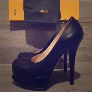 FENDI FENDISTA Gold Logo Toe Platform Black Pump