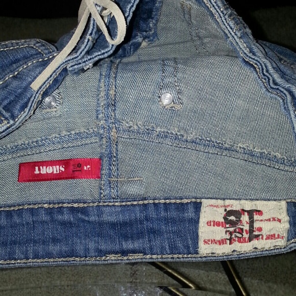 Jean Shorts 1st kiss size 5 - Picture 3 of 4
