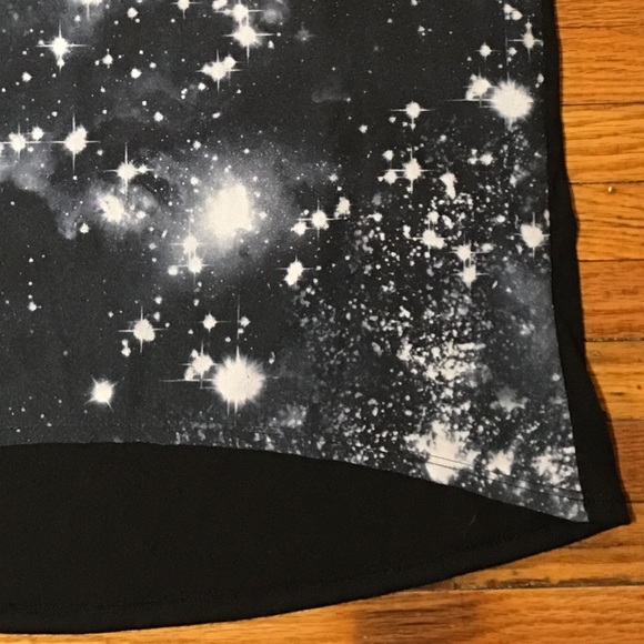 TRADED in BUNDLE Hi-Low Galaxy w/Saturn Top (NWT) - Picture 4 of 4