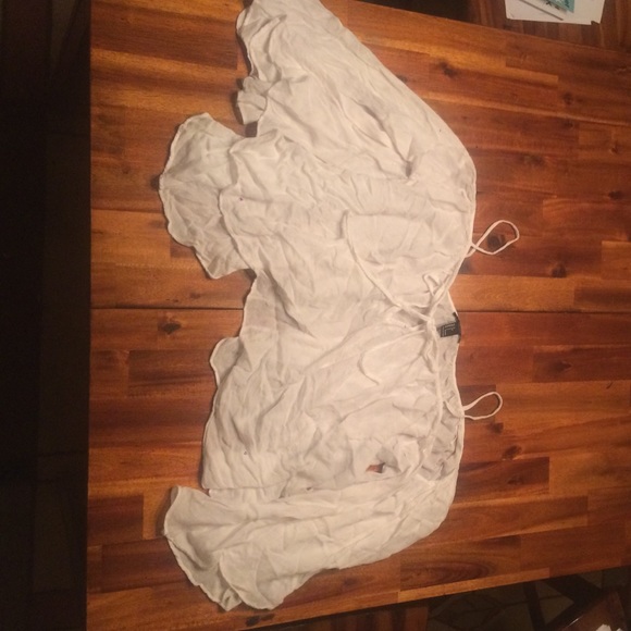 Small white flowing blouse with off shoulder strap - Picture 1 of 1