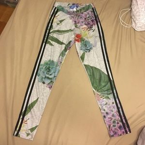 cute cropped adidas flower leggings!