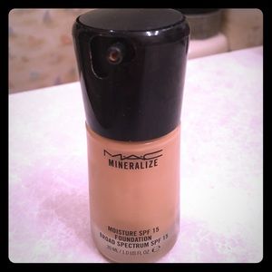 MAC mineralized skin finish foundation
