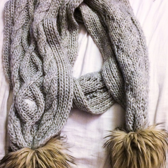 A&F gray scarf