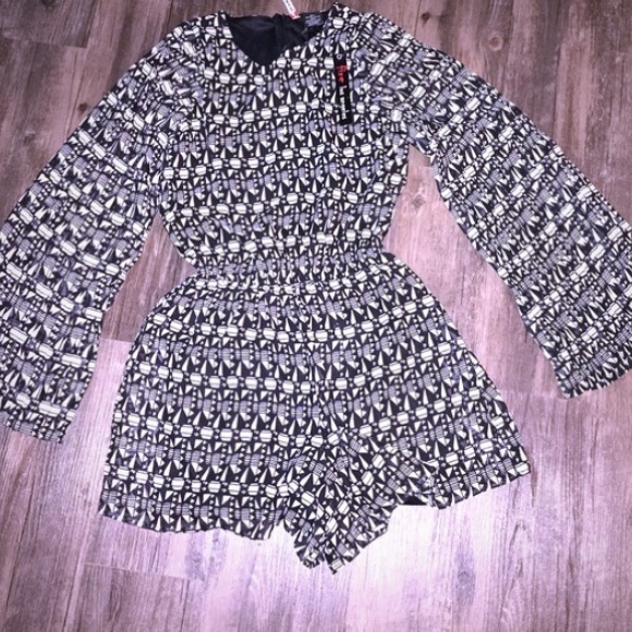 Romper / Jumpsuit + Chic Pattern - Picture 2 of 4