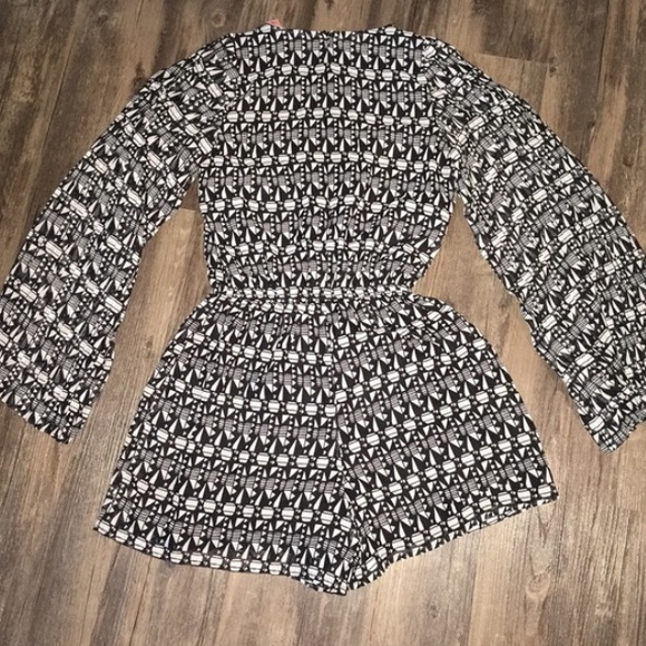 Romper / Jumpsuit + Chic Pattern - Picture 4 of 4