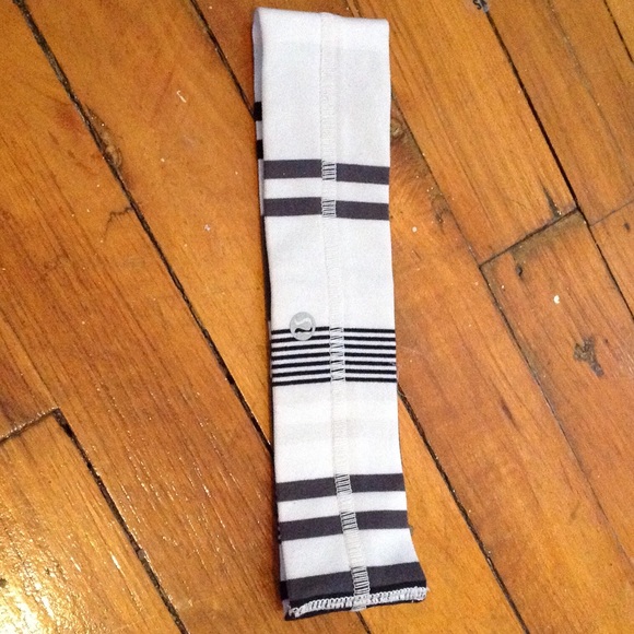 Lululemon Flyaway Tamer Headband