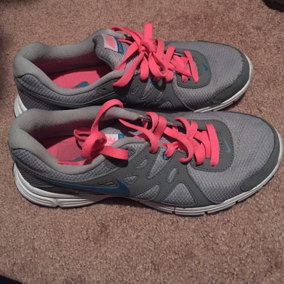 Nikes revolutions.