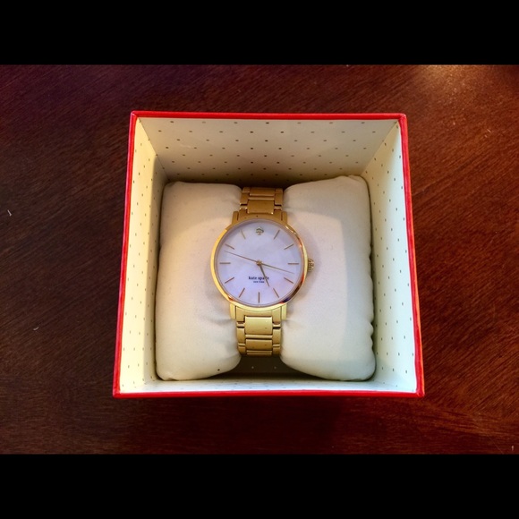 ?Gold Tone Watch is True Class! It Reflects Beautiful  display picture 2