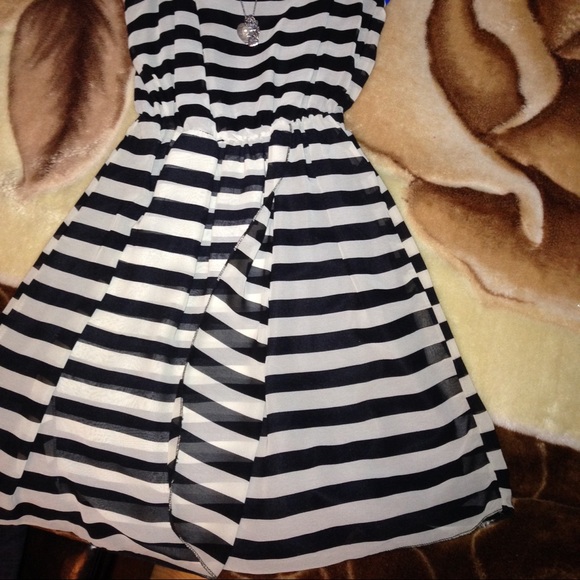 Dress - Picture 3 of 3