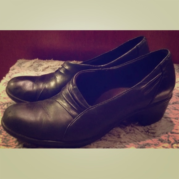 Black leather CLARKS Booties size 6M